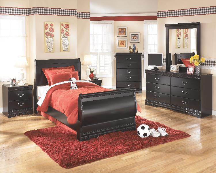 Image of Huey Vineyard - 7 Pc. - Dresser, Mirror, Twin Sleigh Bed, 2 Nightstands - Black